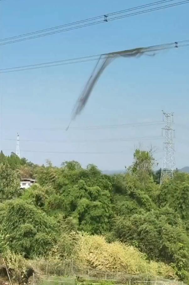 在重庆万州，一架装有火焰喷射器的无人机正在喷火烧毁 500kV 输电线路上的一个