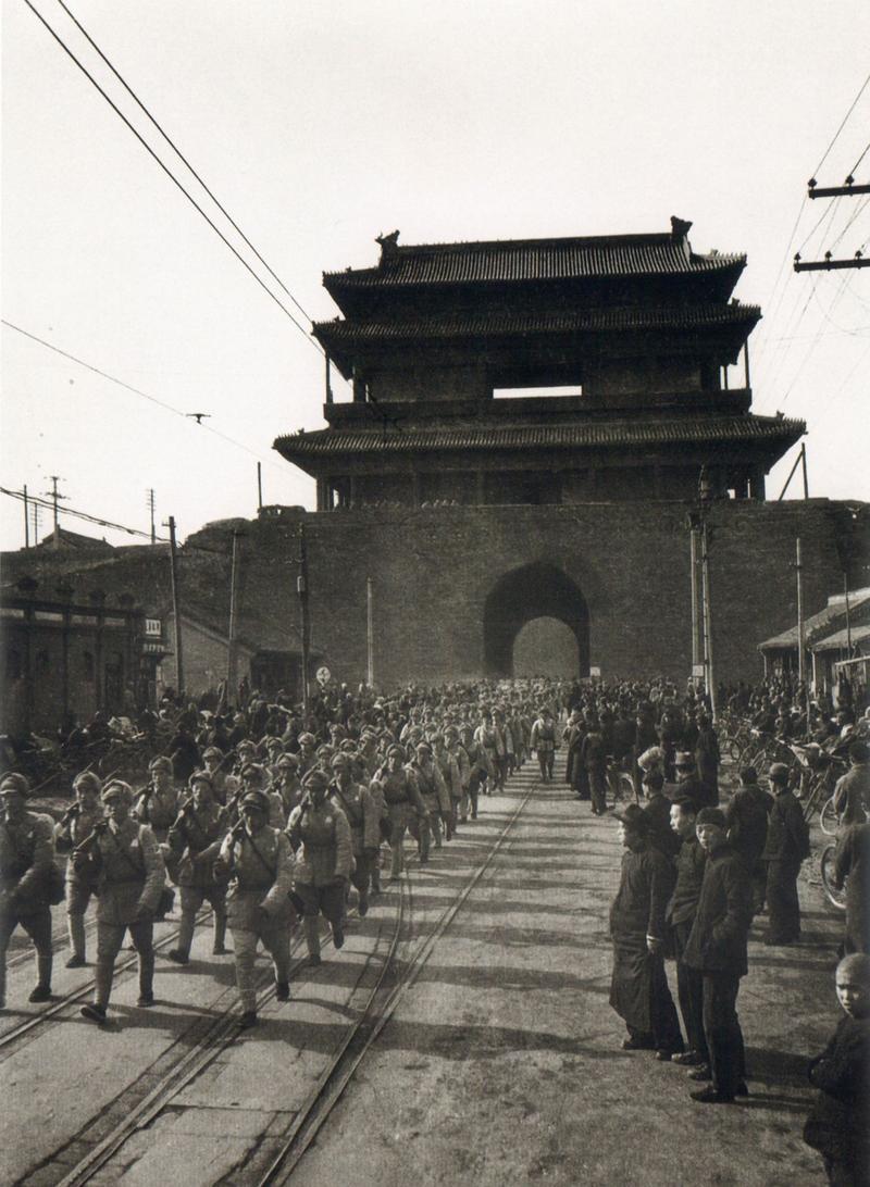 1943年北平，流传着这样一个故事：飞贼"赛狸猫"在鲜鱼口被日本特务当众扇了一耳