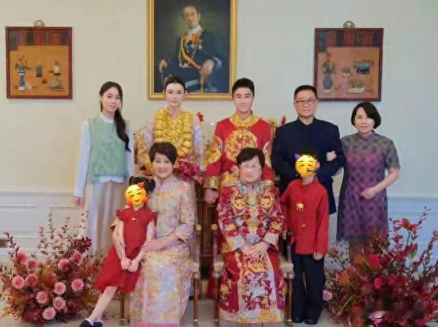 何猷君奚梦瑶澳门答谢宴全家福曝光，红衣萌娃出镜氛围感拉满