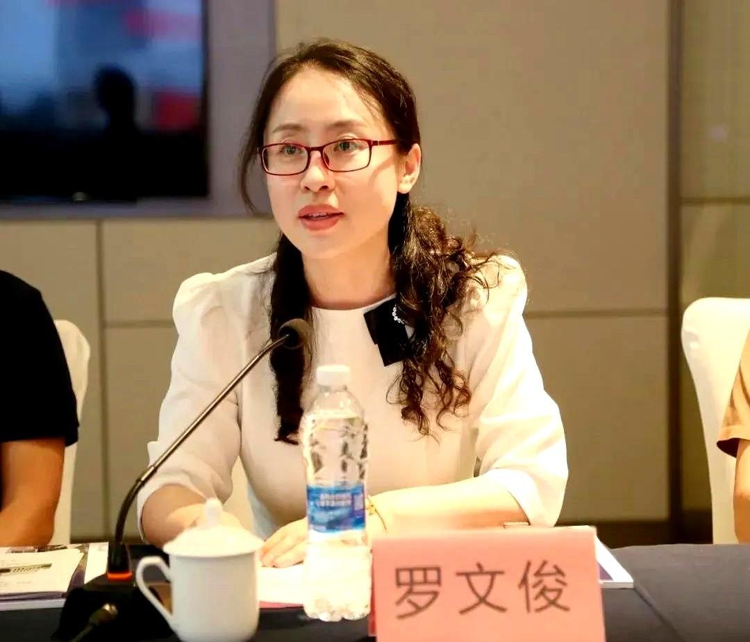 她当大官还被说花瓶？

网上夸一位女领导长得好看又有本事，可名字职务全对不上号。