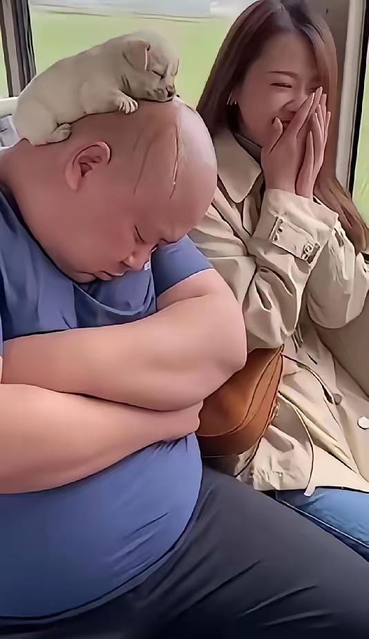 公交车上，突然，发现左手靠窗位置，一名年轻女子双手掩嘴，一副忍不住笑的模样！
