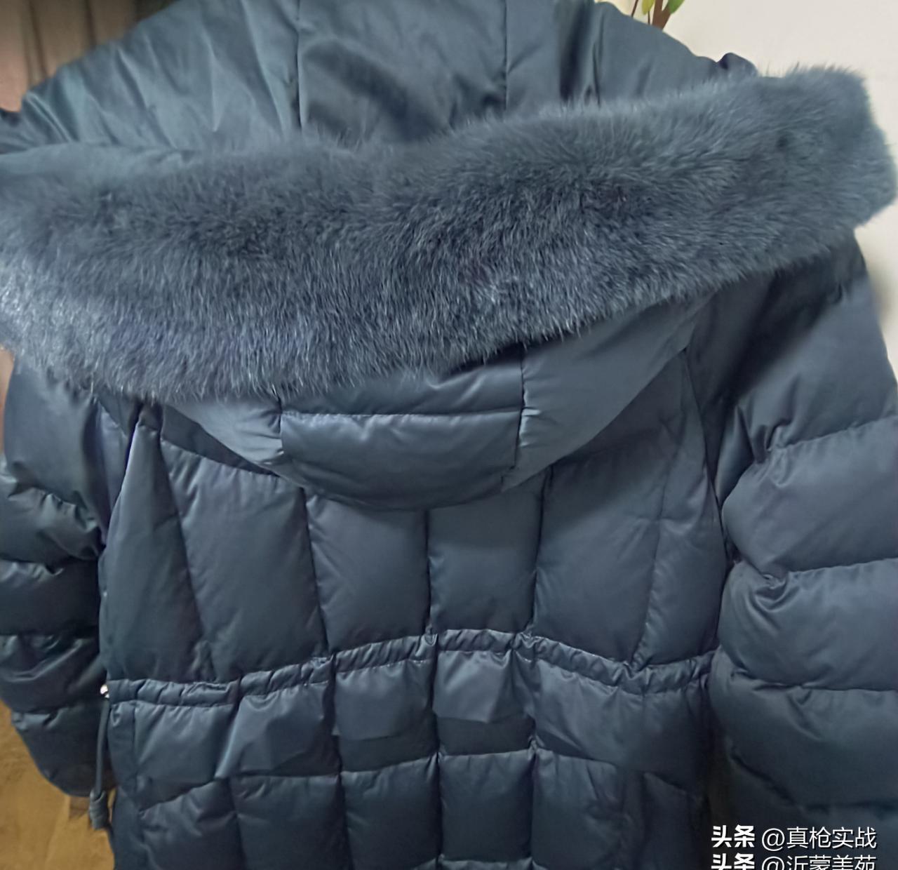 真是要被我这件羽绒服给气死了！
去年冬天咬牙买的中长款鹅绒服，就因为帽子上带一