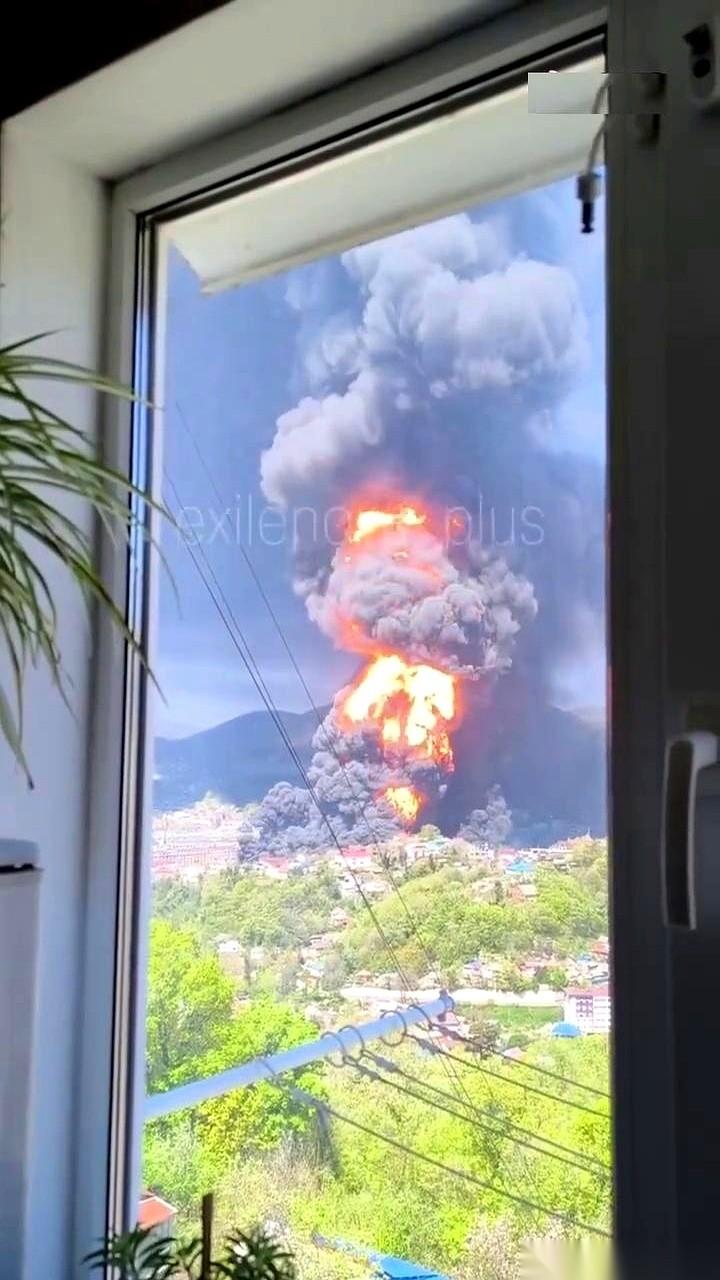 盯着图阿普谢那座炼油厂，乌克兰已经连着三个回合没撒手了。
这可不是简单的袭击，这