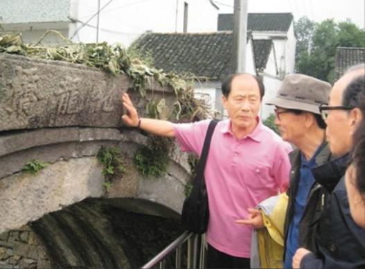 一群韩国老人跪在浙江湖州的古桥边嚎啕大哭，只因桥名和族谱上记载的一模一样——化龙