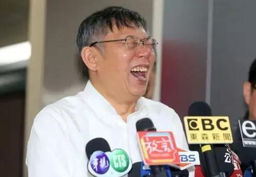 柯文哲说：“其实台湾人本来不笨，都是被这些政治人物每天这样搞，搞到变笨。”可是说