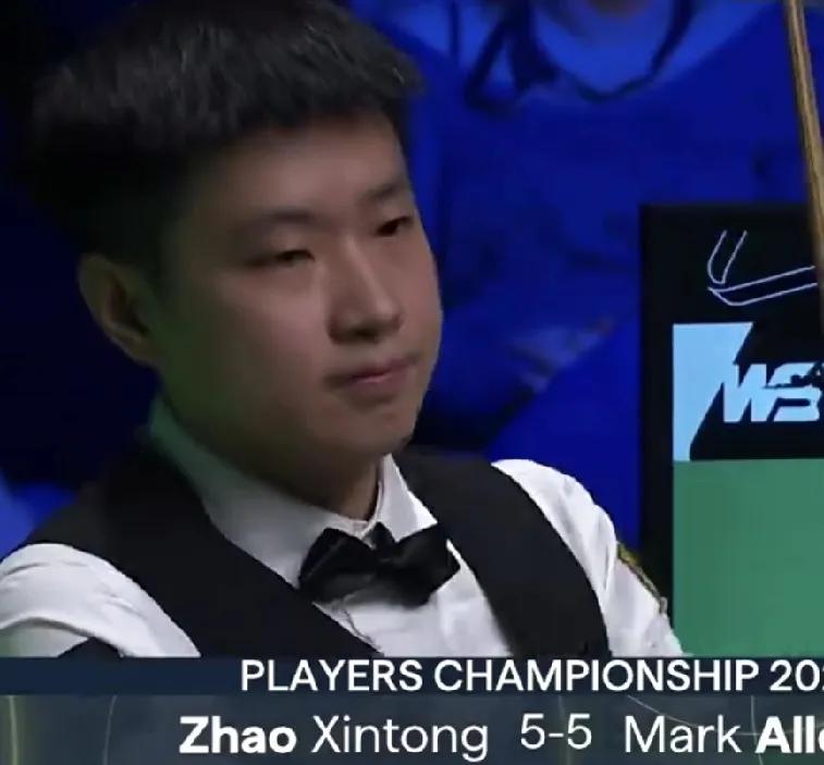 81-8，赵心童挽救赛点扳平比分5-5，比赛进入决胜局！
这局赵心童一杆防守失误