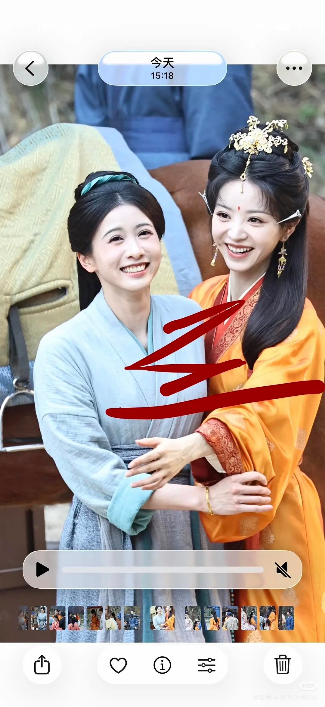 虽然潘珺雅和田曦薇这组照片笑得都很甜，但个人还是觉得小田更耐看一点啦～ 