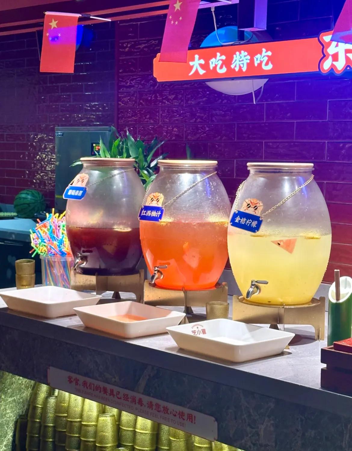 再也不吃自助餐了！！！
亲眼目睹一幕，心有余悸——一位阿姨竟将顾客遗弃的饮料与托