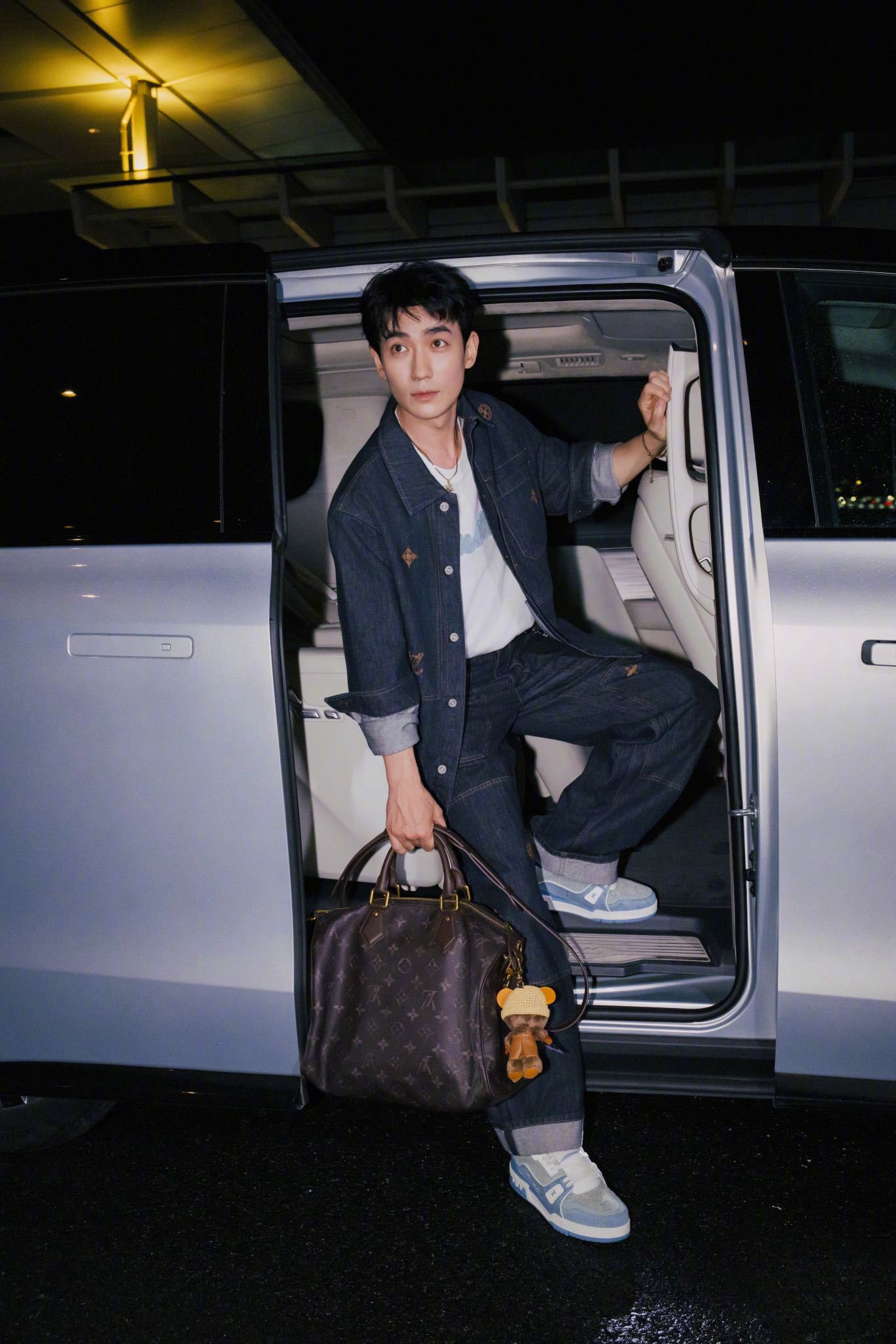 朱一龙身穿全套  Louis Vuitton 启程巴黎，将亮相巴黎男装周 。牛仔