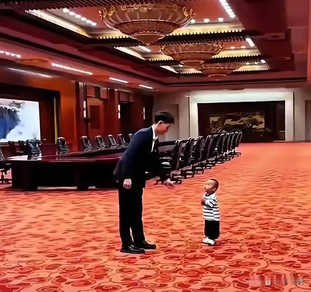 人民大会堂就是不一样。
人民大会堂确实是彬彬有礼。
人民大会堂的工作人员对待这样