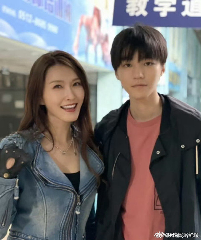 徐洁儿感谢小凯弟弟谁懂啊！徐洁儿随口一问，王俊凯就来送考了，仗义天花板乘风202