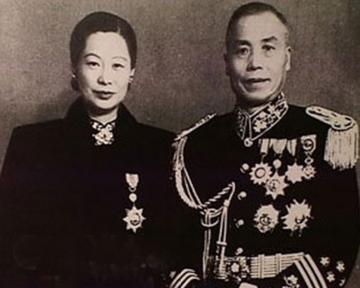 1938年，李宗仁夜会女记者，被妻子郭德洁撞破。她摔碎茶盏，大哭大闹。谁料，黑漆