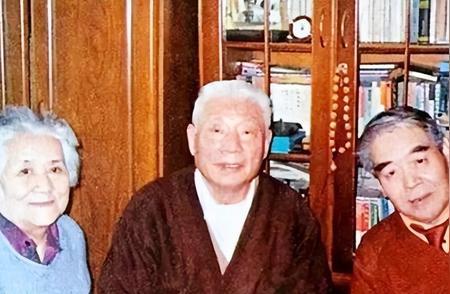 演员郭振清葬礼上，一张罕见的留影，这张照片拍摄于2005年8月26日晚间，地点是