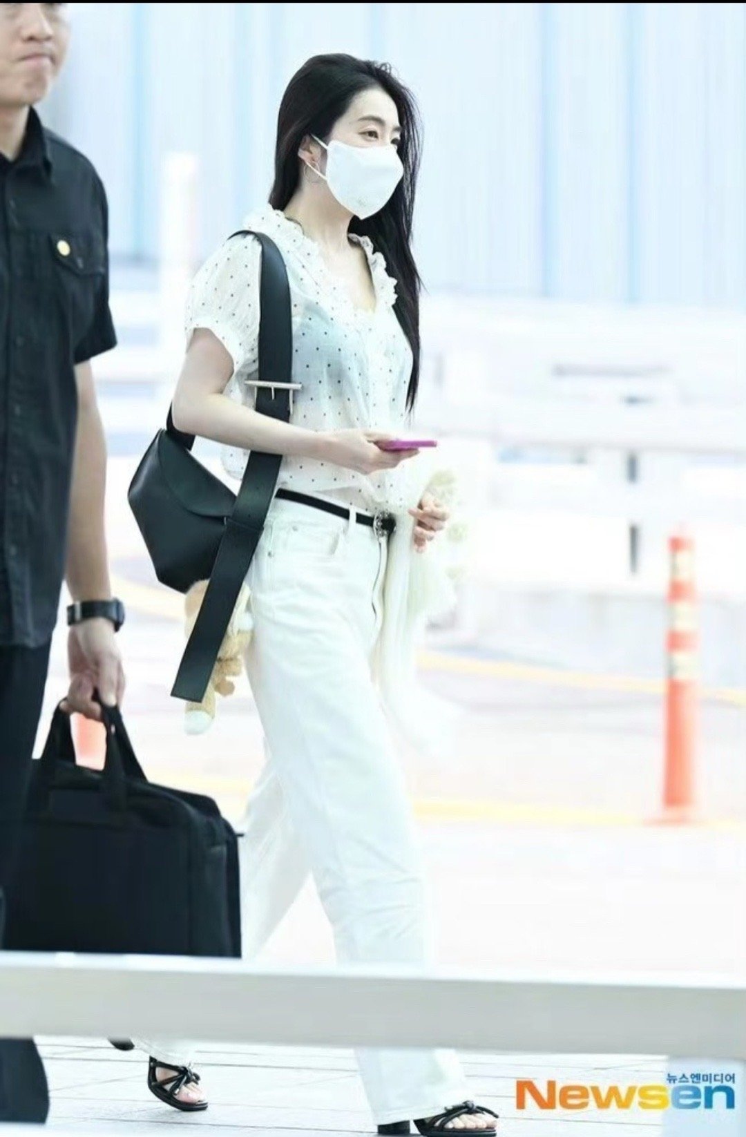 精心研读每位爱豆机场的我瞬间get到最近一个很亮眼的小萌物！先是看到章昊机场路透