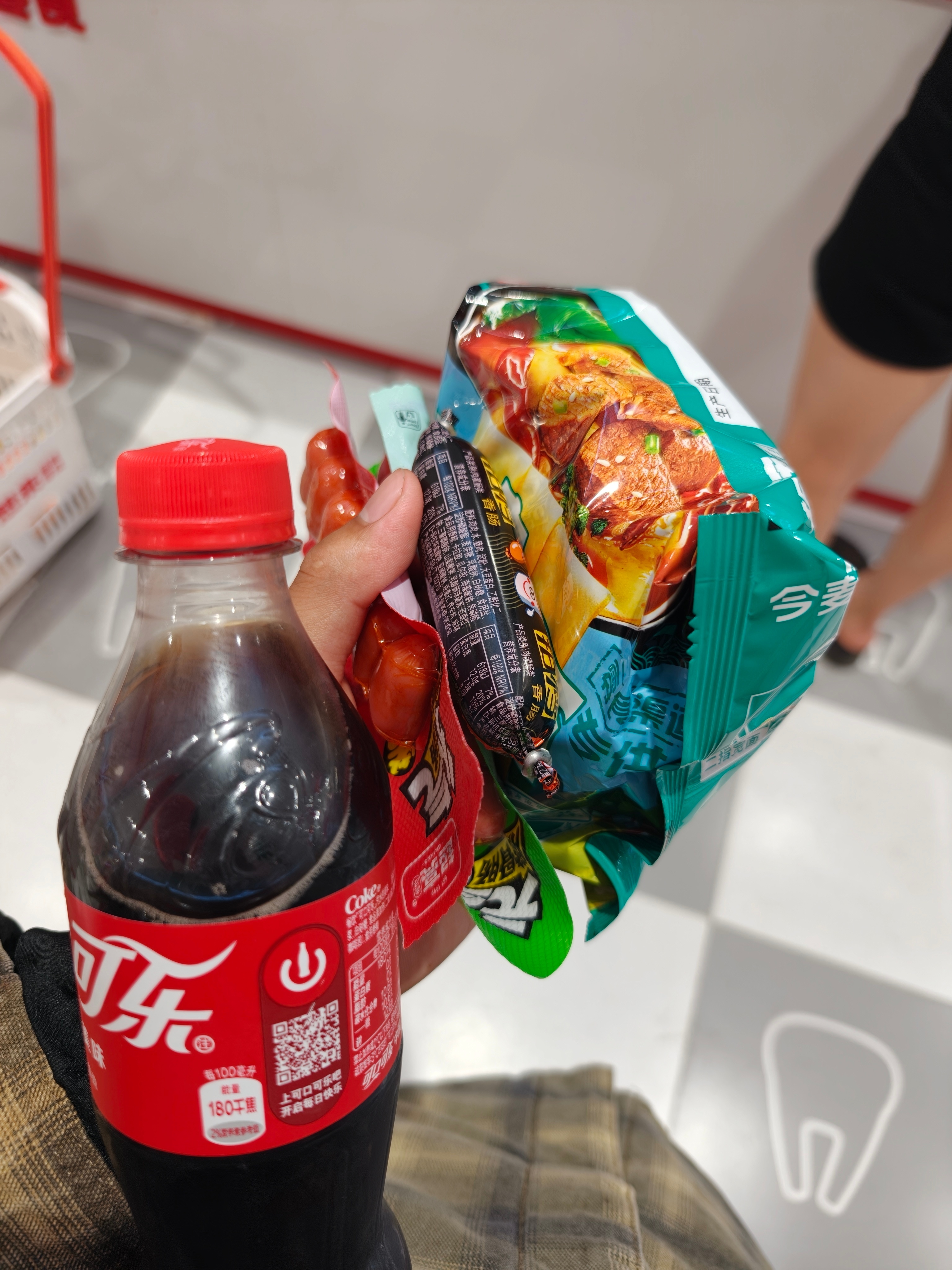 偷偷奖励自己是有很多种方式的，我选择吃泡面，喝可乐，吃香肠 