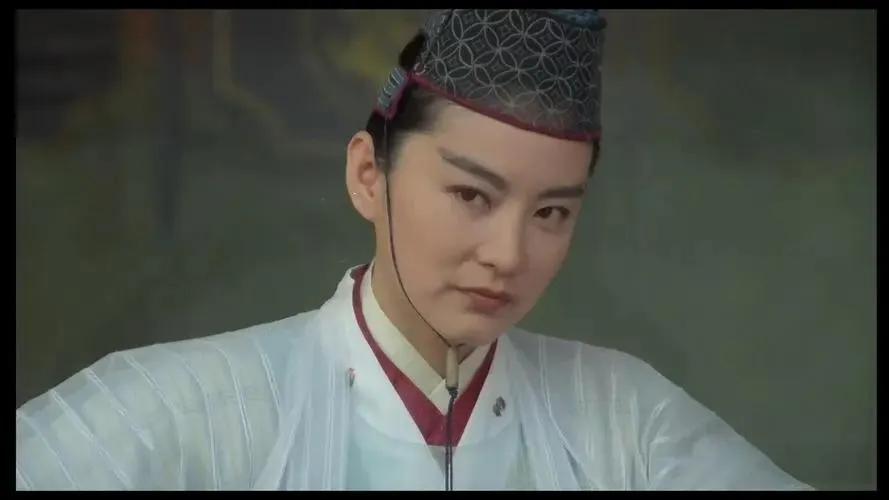 不得不说，
即使这么多漂亮的女演员，
无论电视剧电影，
这位英气逼人又面部线条柔