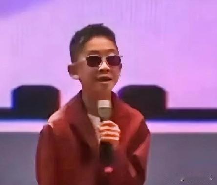 陈小春儿子“小春哥”灵魂附体，惊艳炸场！

家人们，速来围观！陈小春的儿子Jas