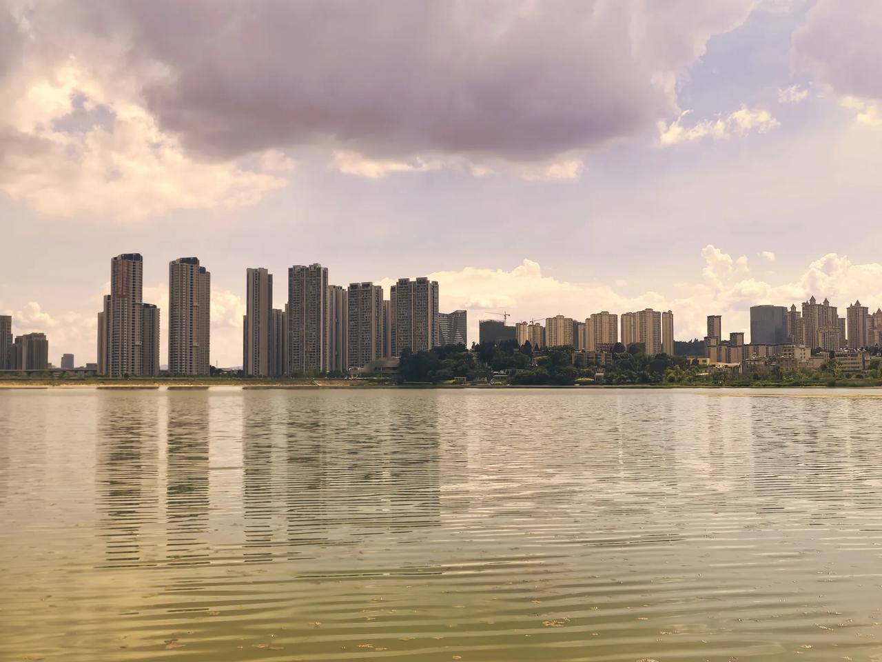 盘龙区，昆明东边的这个白沙湖公园，个人觉得这样挺好的啊！如果是火起来了，对这个地