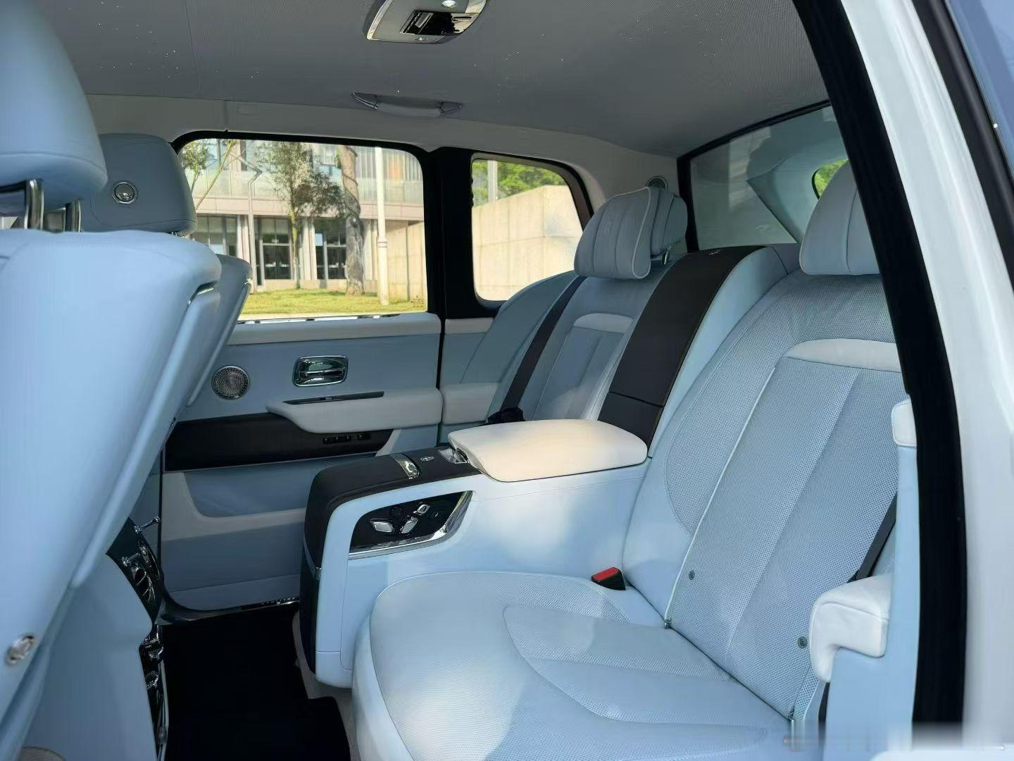 25款劳斯莱斯四座流星库里南，25年7900公里 ， 查尔斯蓝完 