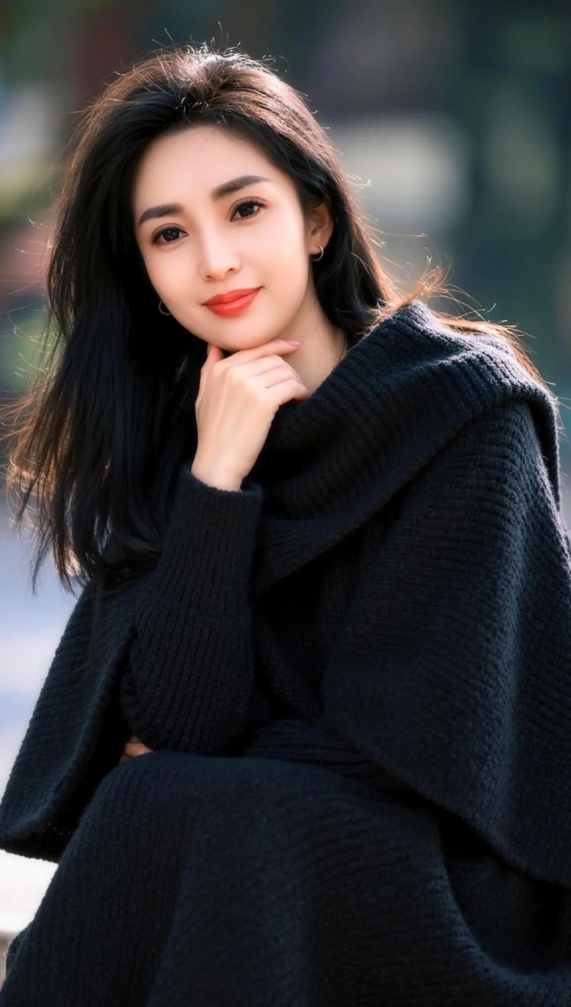 成年人的崩溃往往以一句没事结尾，因为他们知道自己的局要学会自己收拾自己拍照