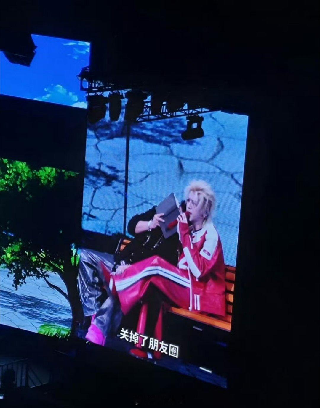 鹿晗跟陈赫一起两个人手牵手唱起来了慢慢，这是咋回事呢，感觉看了一场偶像剧的感觉，