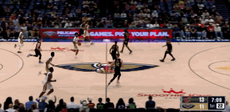 米切尔上篮！！没进！！ 