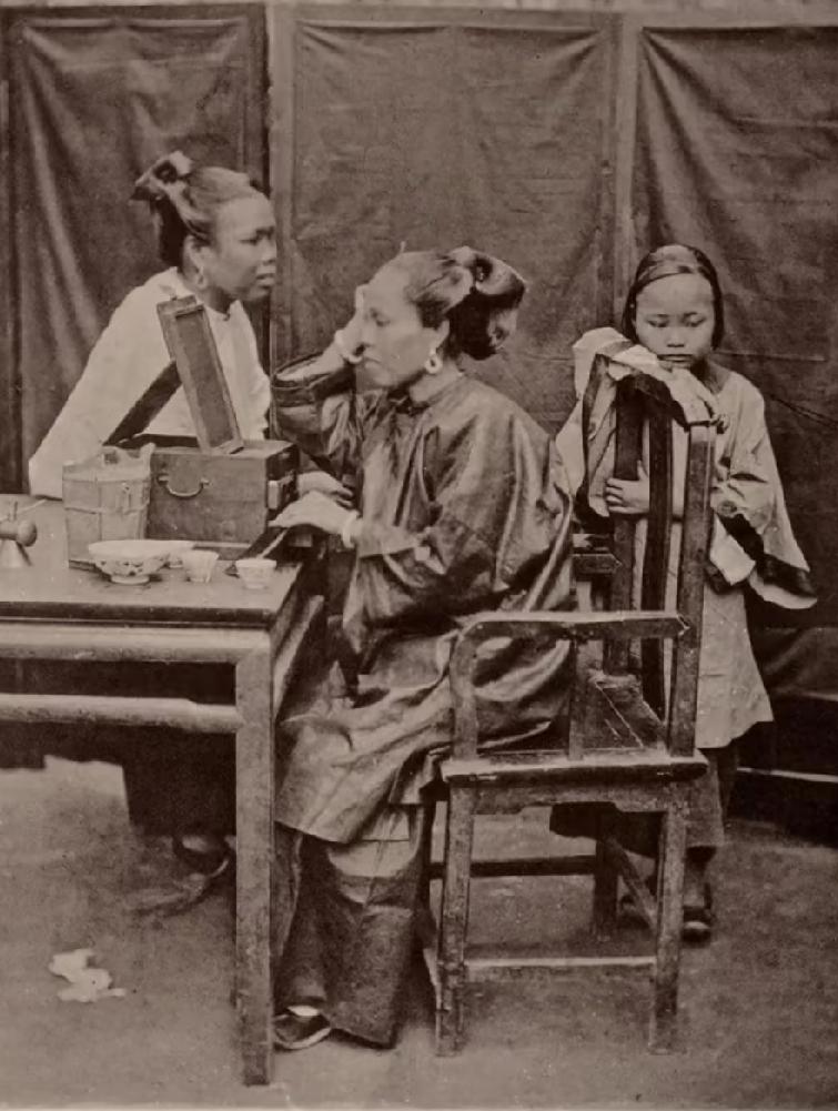 这张照片拍摄于19世纪，大概在1906——1909之间，画面上是一位满族贵族妇女