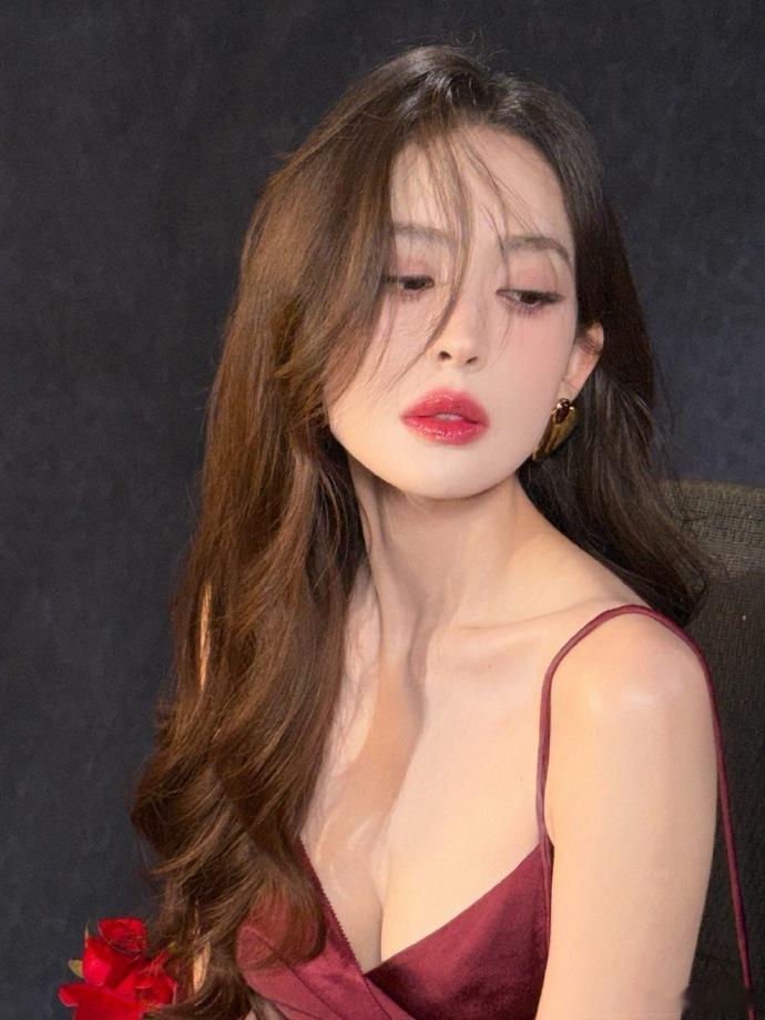 娜扎这才叫顶级美女 谁再忽视娜扎的努力我真的会急！脸在江山在，这么多年不靠炒作，