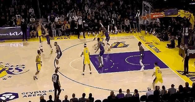 詹姆斯这场打得也是洋相百出，上半场看着东契奇，里夫斯这么多失误不站出来打，传球给