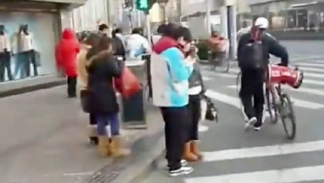 2010年，上海武宁路，街头没有外卖骑手