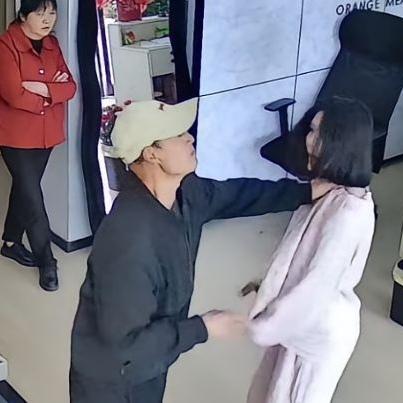 4月1日，代女士和母亲在店里争吵崩溃，拿美工刀抵脖子以死明志，母亲却冷眼旁观，等