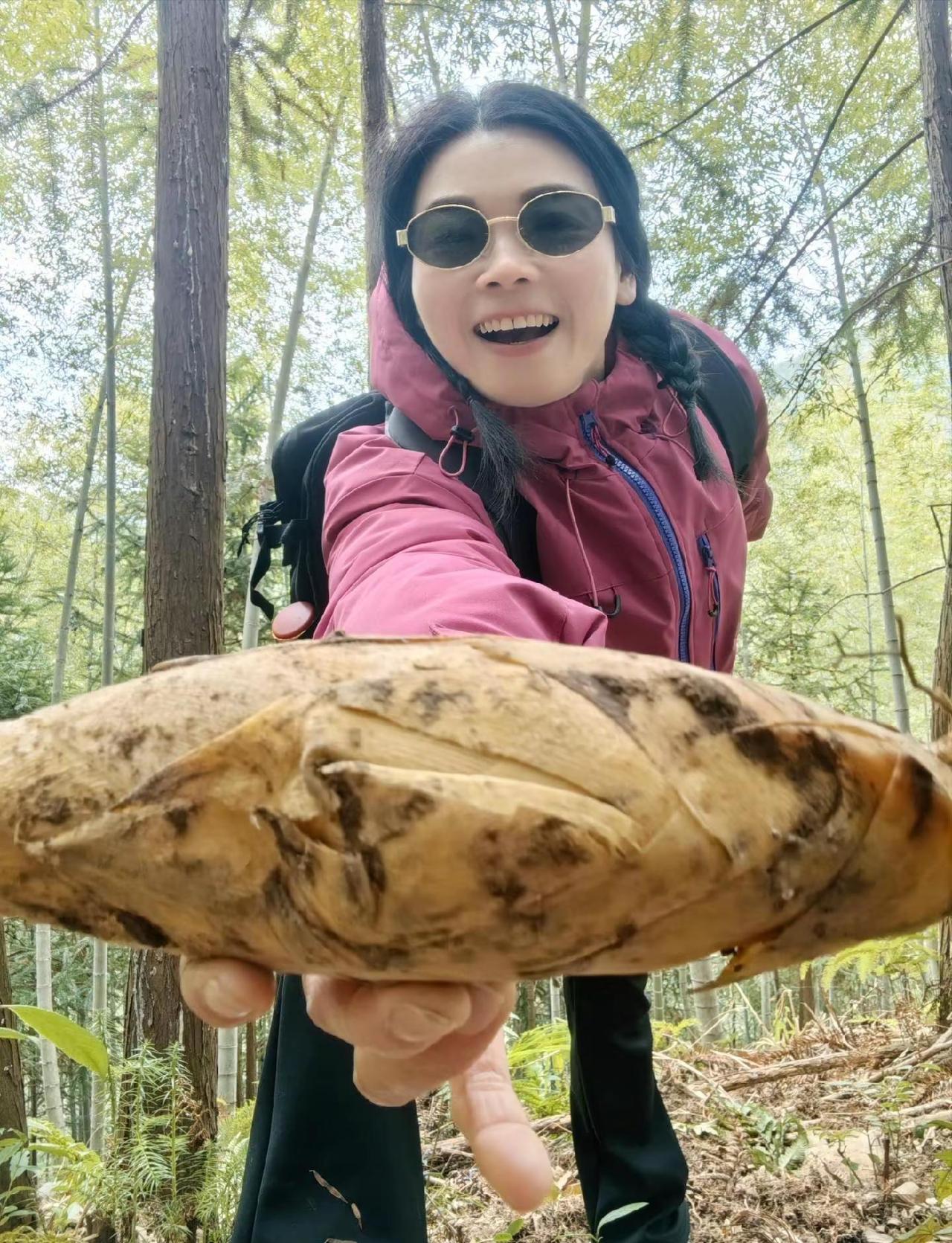 向山野，讨一口鲜。循着泥土的裂纹，找到冬天暗藏的脉搏。轻轻一撬，一声脆响，山野积