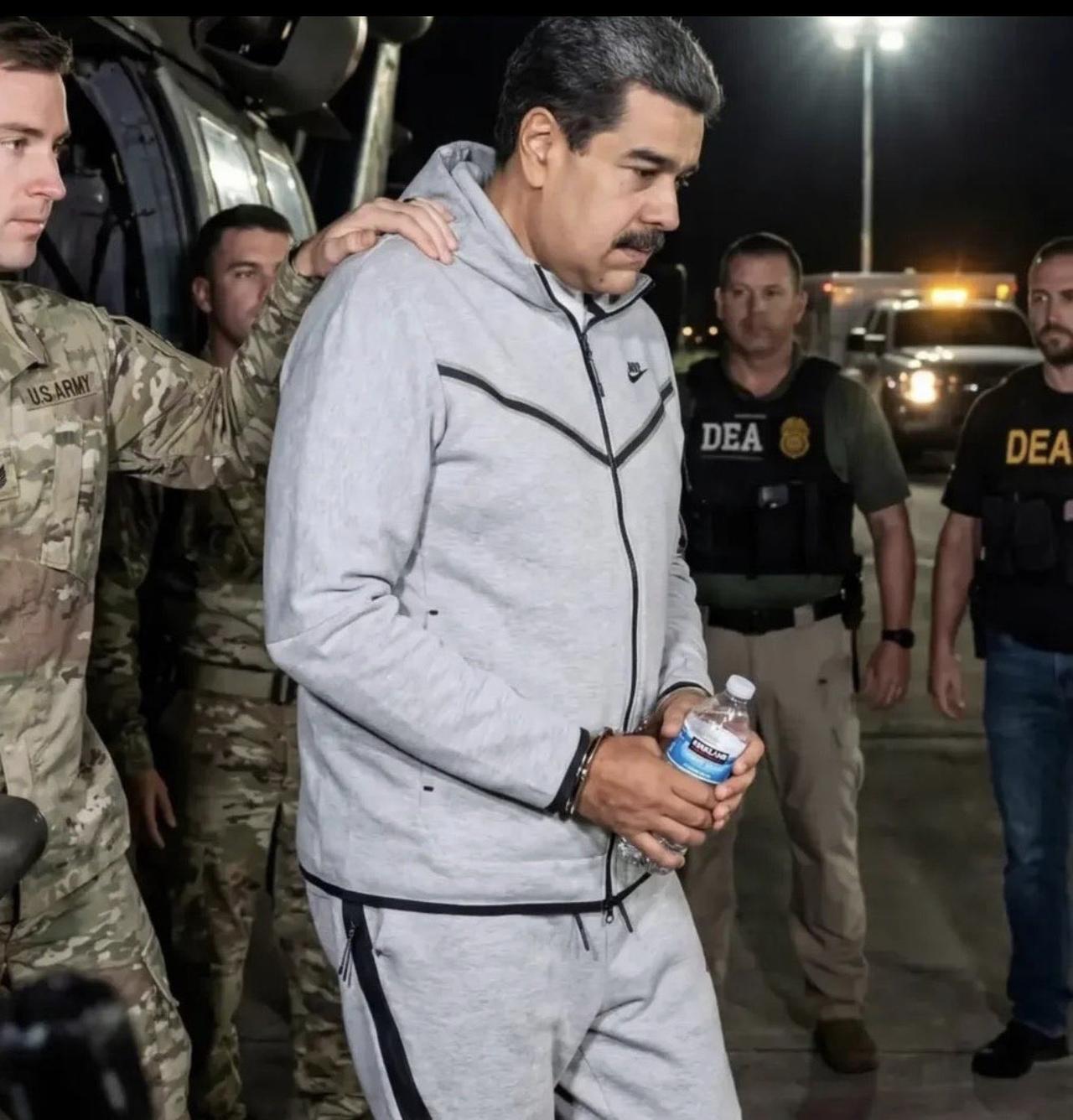 【特朗普团队与马杜罗的心理战正式开打】美军控制并移送马杜罗夫妇到了纽约受审。
这