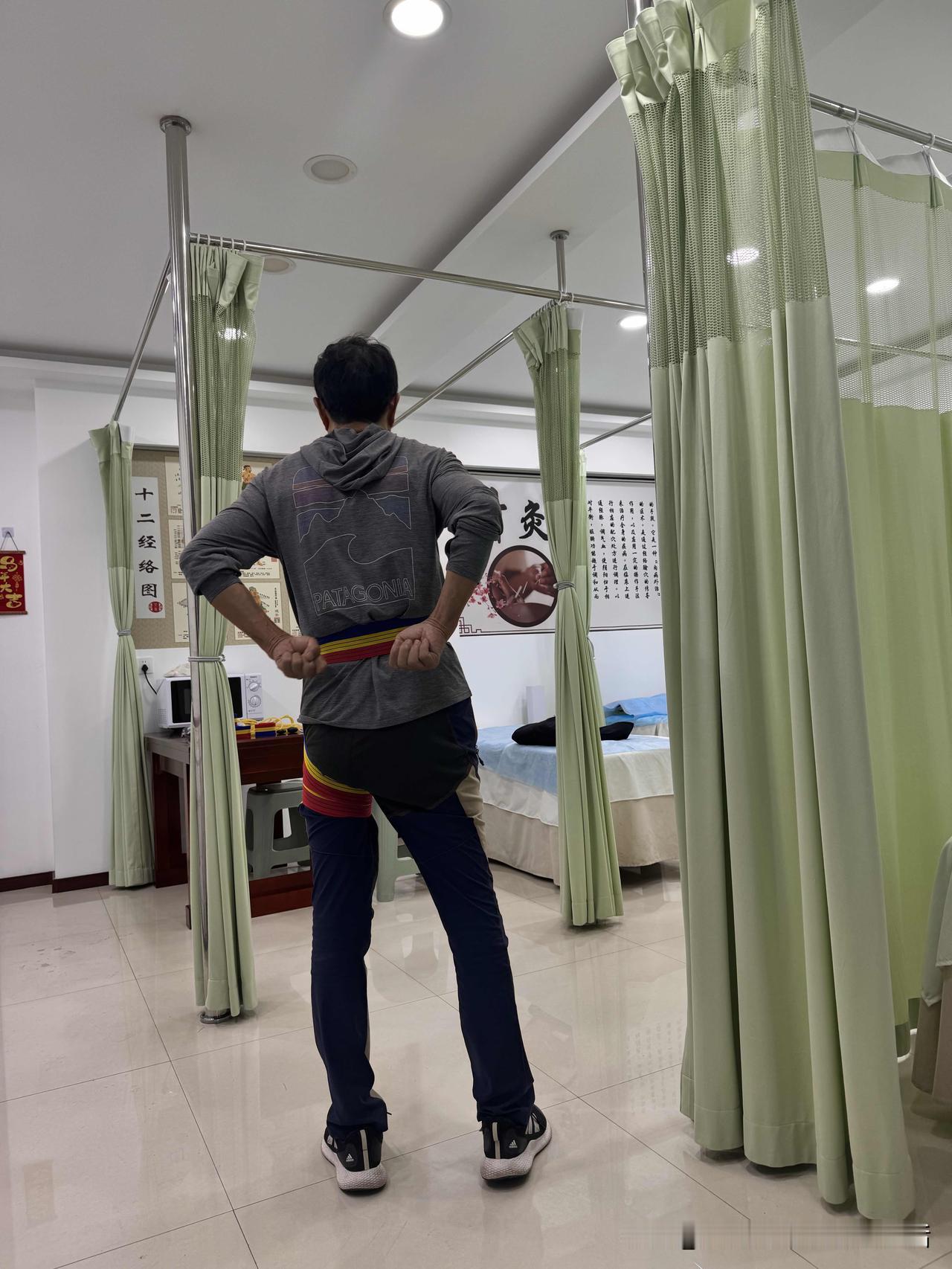 出门在外，摔伤几天后病情突然加重，昨天分享这事后，得到了大家的关心和许多建议，在