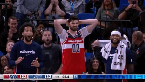 奇才队“成功”地输掉了比赛！当库利巴利意外投进扳平比分的三分球时，奇才队的替补席