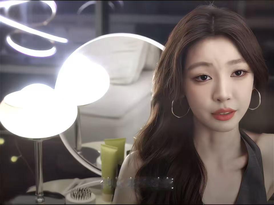 李一桐易梦玲《美人余》，俩美女同框就是养眼。易梦玲角色是小三但动机是搞钱，不图男