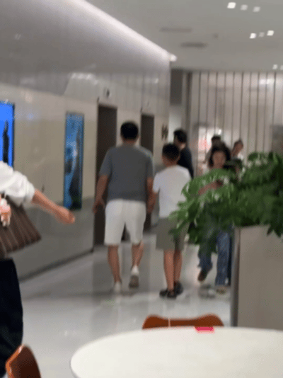 偶遇秦海璐王新军一家三口逛商场偶遇秦海璐王新军一家逛商场 在北京skp偶遇秦海璐