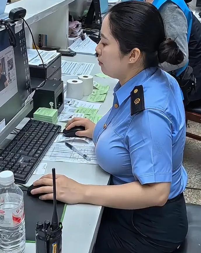 压力太大！超长黄金周对确保铁路运输安全的女同胞们压力山大。

全神贯注，心无旁骛