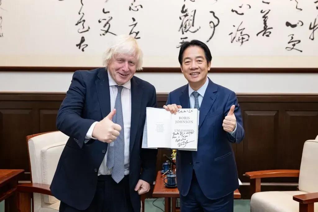 英国跑龙套的本色不变。前首相约汗孙前天到台湾，受到欢迎，发表挺台言论：不许大陆霸