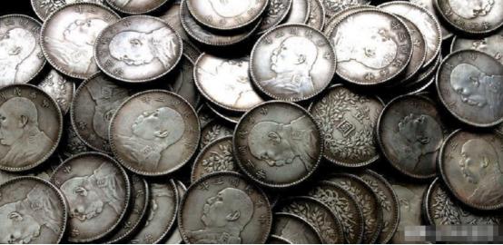 1982年的时候，青海有个18岁的女民兵，正跟着人修水管子，一铁锹下去居然刨出了