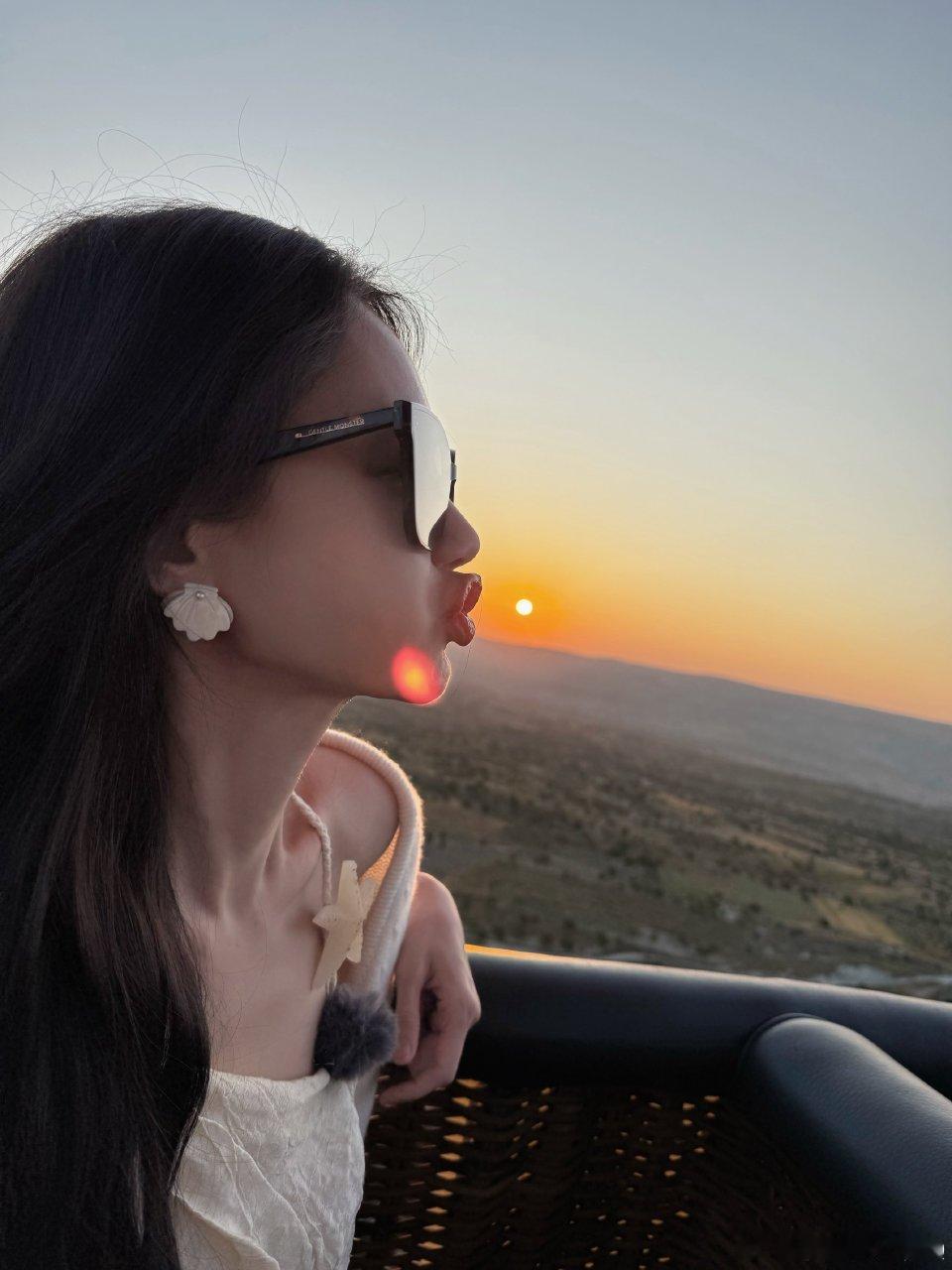 李一桐噘嘴比了个心姐姐妹妹抓娃娃李一桐和姐妹们好有爱！中途突然噘嘴比心，甜度直接