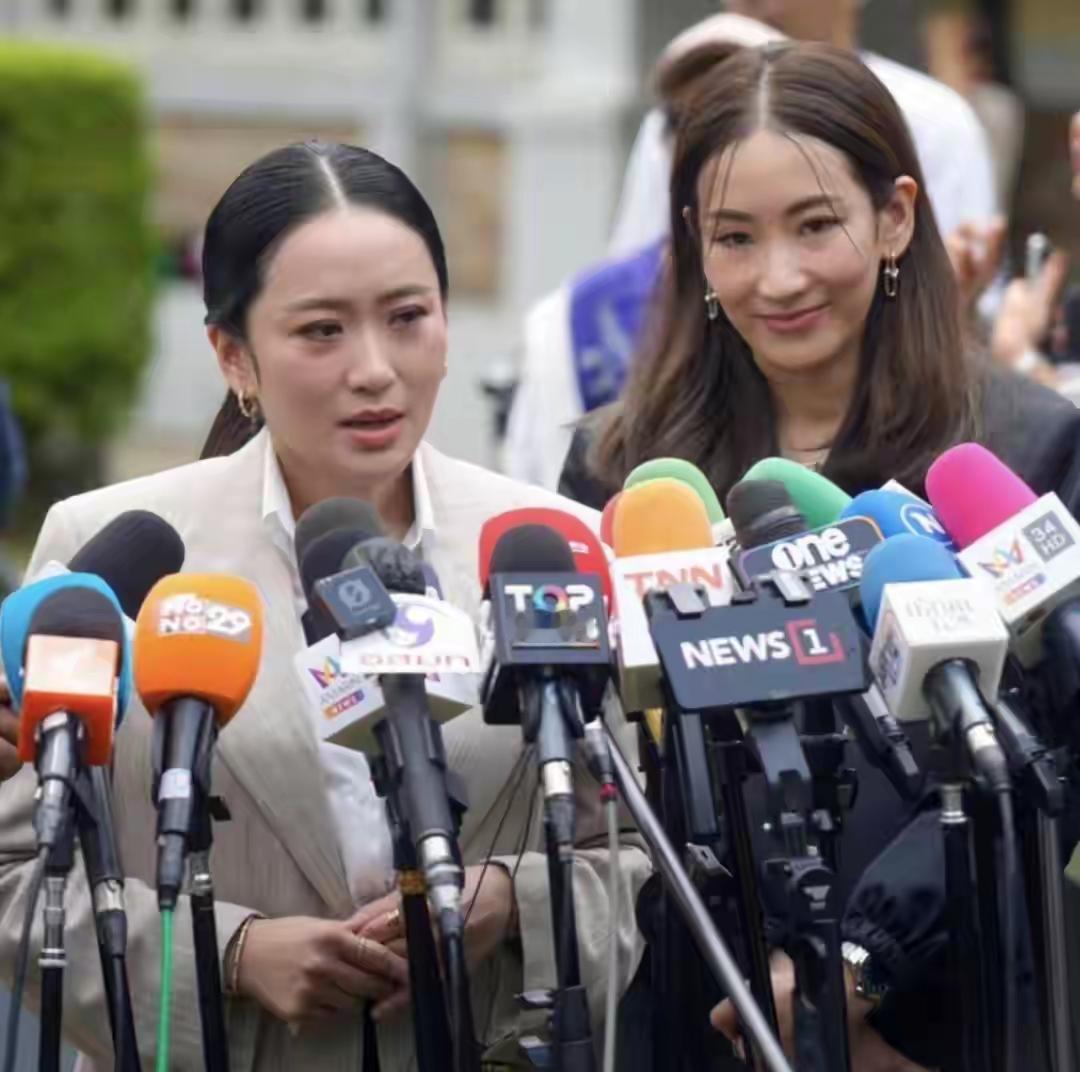 泰国媒体镜头里的画面，看得人心里不是滋味。佩通坦隔着玻璃和父亲他信见面，30分钟