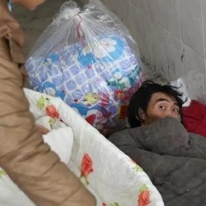 广州，深夜11点，老板正在巡查工地，突然发现一小伙睡在厂房角落里。了解到小伙父母