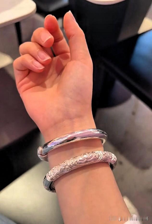 今天逛商场被银镯子价格狠狠上了一课！
随手拿起一只68克的素圈银镯，
问完价直接