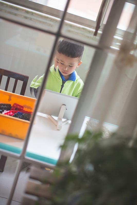 上周给上小学三年级的侄子试了三款AI教育工具，最直观的感受是，以前他做数学应用题