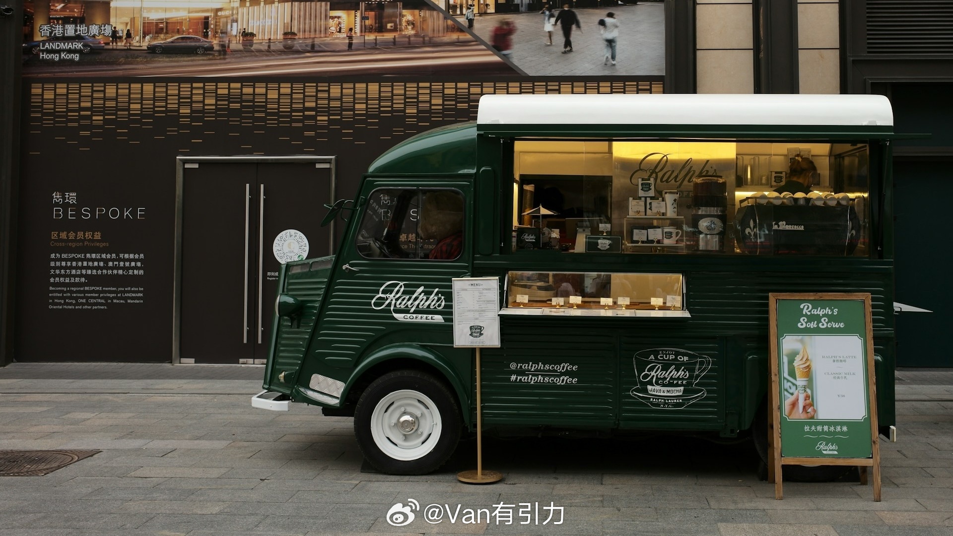 我就随便一问：如果咖啡的价格一样，你更愿意在门店里还是外面的咖啡车消费？咖啡车 