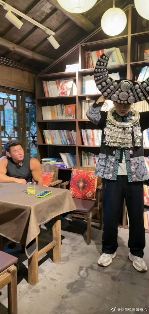李晨龙舟季cos苗族大黑牛李晨解锁凤凰古城苗族限定“大黑牛”造型，超大牛角银冠氛