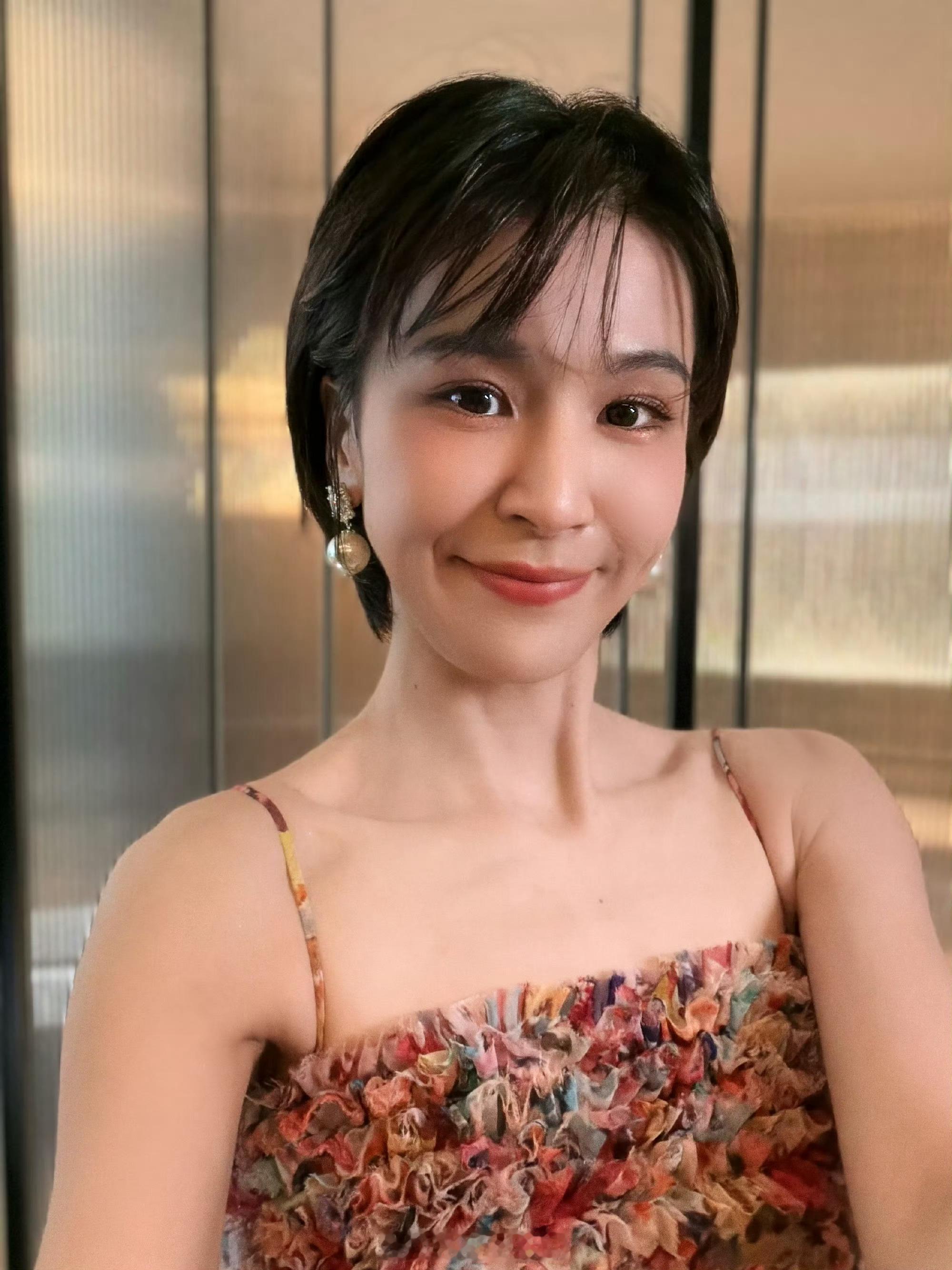 曾沛慈广州舞台后劲太大循环听了一天现场片段，完全没听够、看不够。歌曲本身动听抓耳