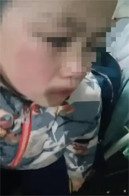 “被老师打了，脸打那么红”！江西上饶，一位家长接自己小学二年级的儿子回家，看到孩
