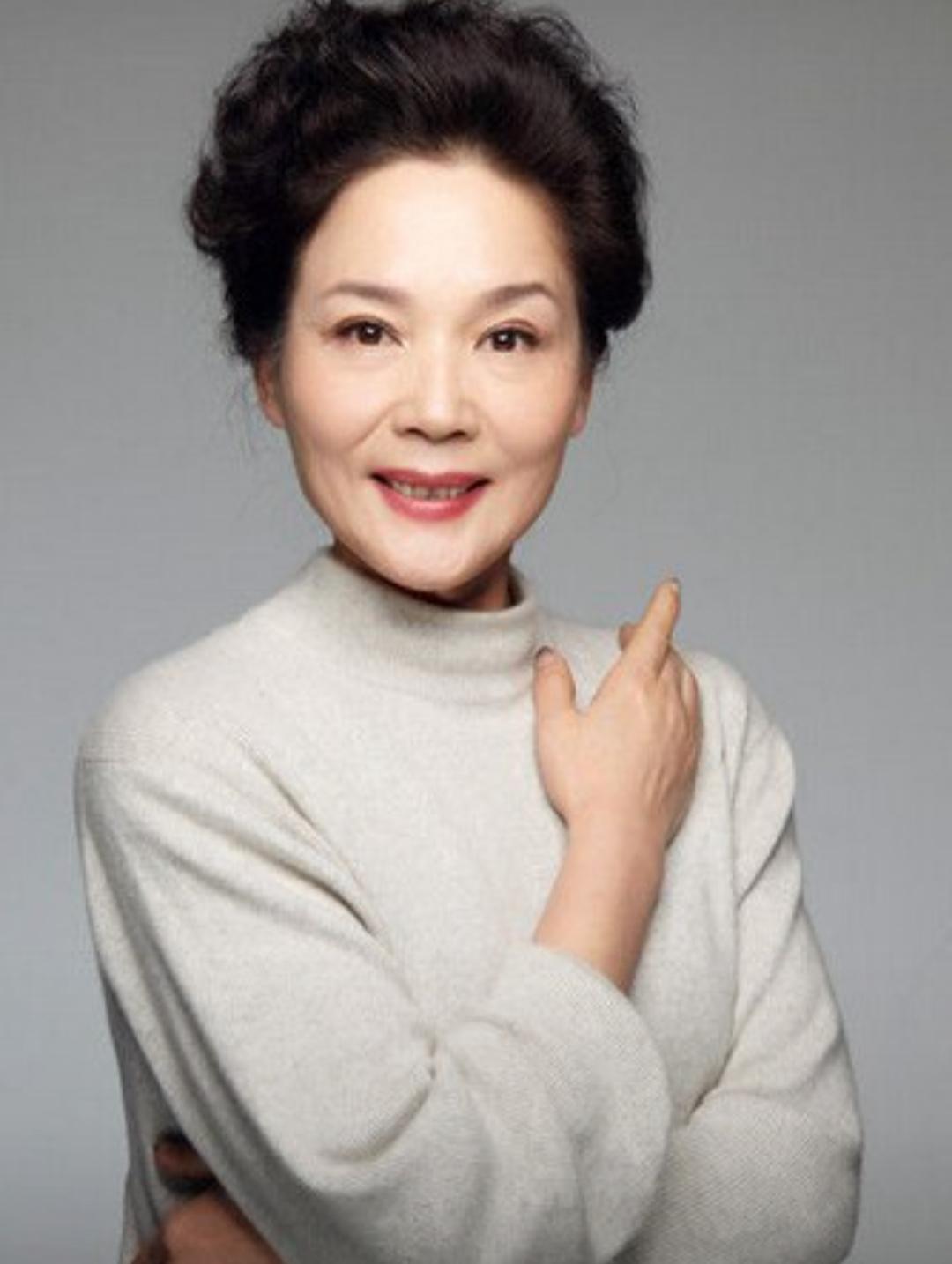 她是国家一级演员，离婚23年至今跟前夫住对门，还参加前婆婆葬礼娱乐 明星